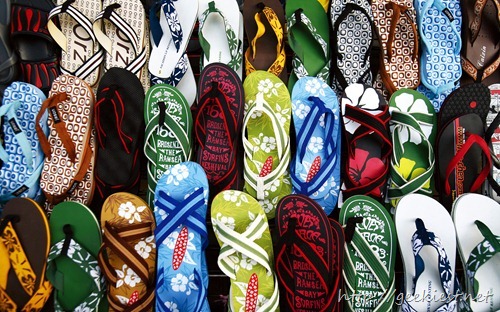 墾丁大街上販售的夾腳拖鞋 (Colorful flip-flops sold at KenTing)